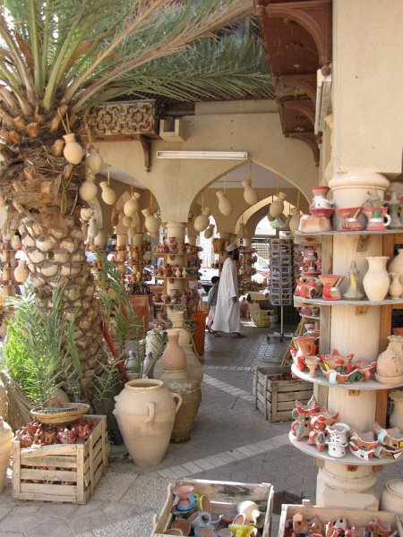 040211_nizwa souq.JPG - In de souq van Nizwa ook winkels zoals deze. Aardewerk in alle soorten en maten.